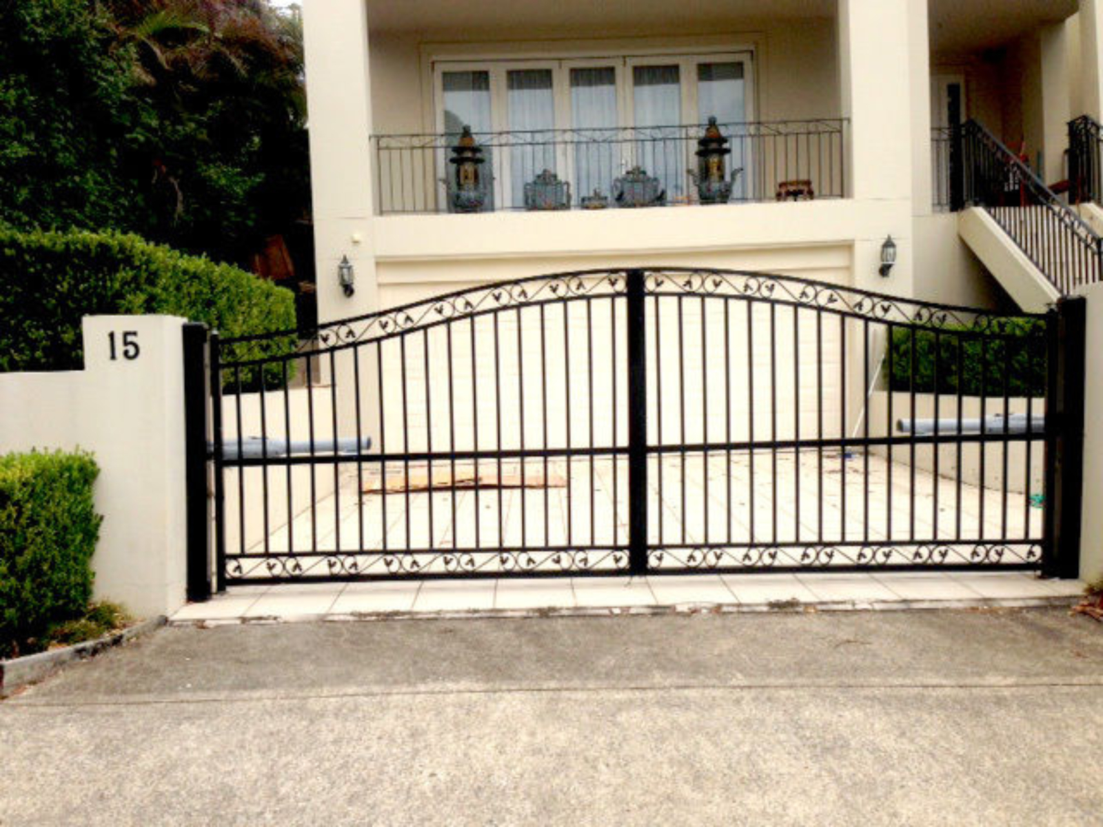 automatic-swinging-gates-leaf-scroll